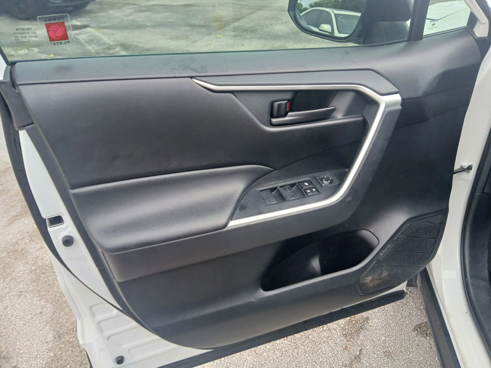 Used 2020 Toyota RAV4 LE image 7