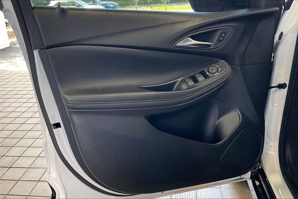 Used 2024 Buick Encore GX Sport Touring image 2