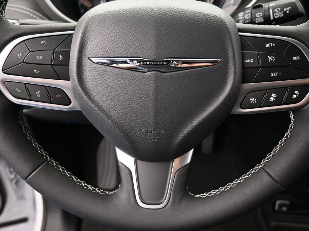 Used 2025 Chrysler Pacifica Select FWD image 26