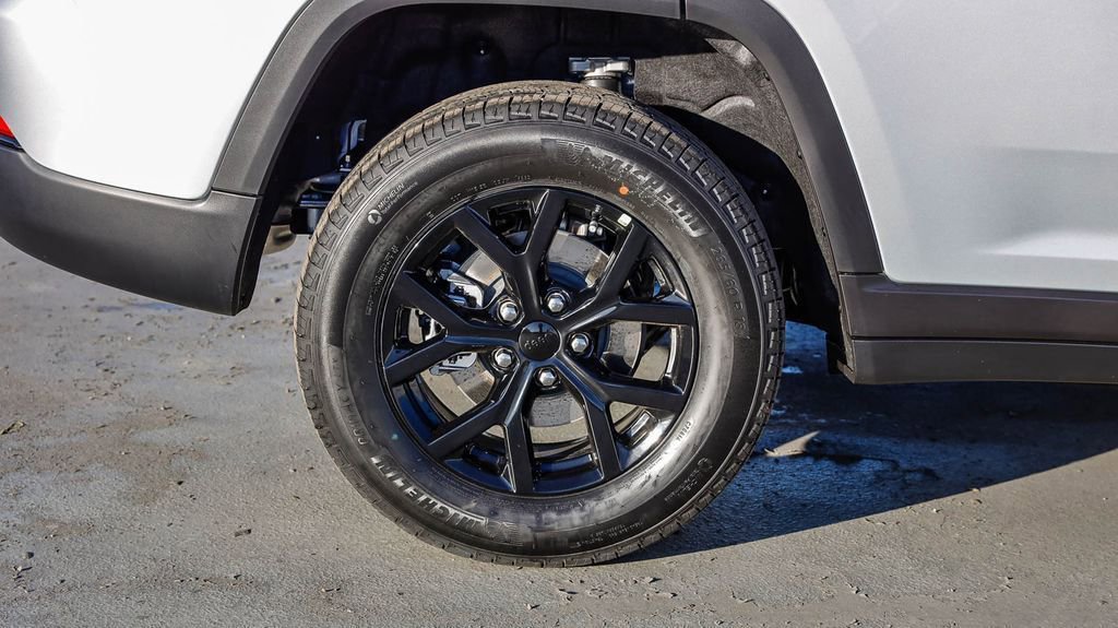 New 2025 Jeep Grand Cherokee Altitude image 12