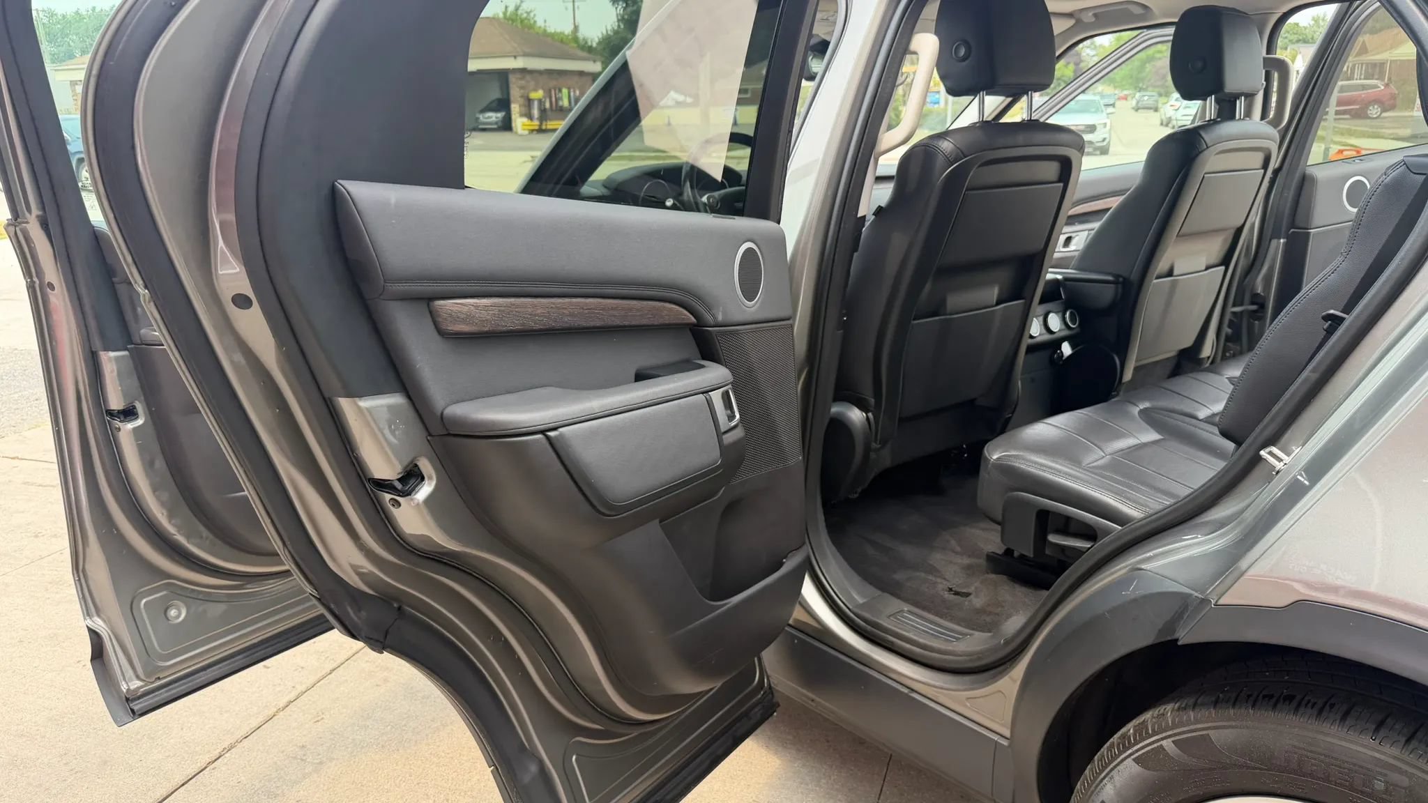 Used 2017 Land Rover Discovery HSE AWD/4WD image 23