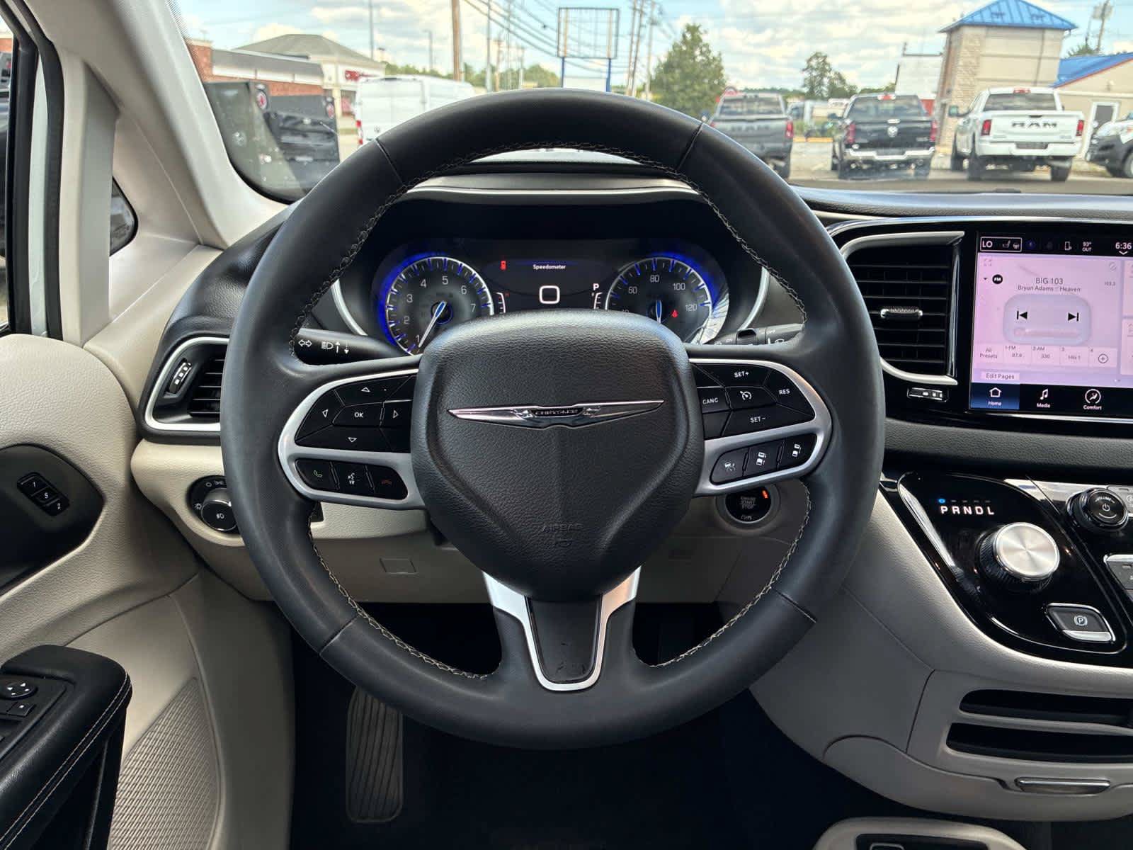 Certified 2024 Chrysler Pacifica Touring-L FWD image 19