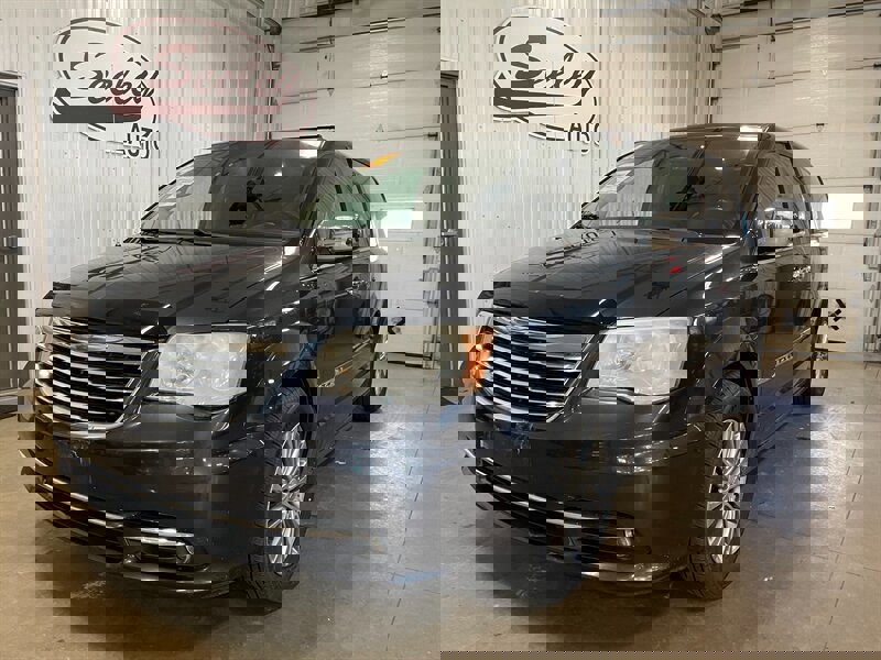 Used 2014 Chrysler Town & Country Touring-L w/ Driver Convenience Group image 2