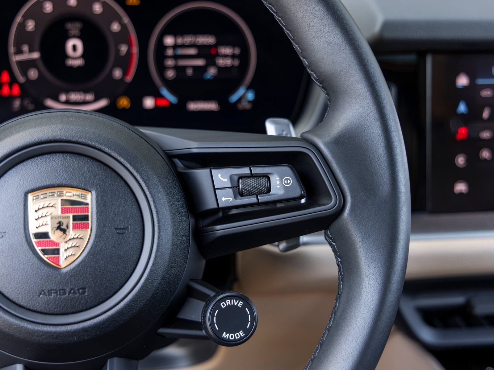 Certified 2025 Porsche Cayenne AWD/4WD image 37
