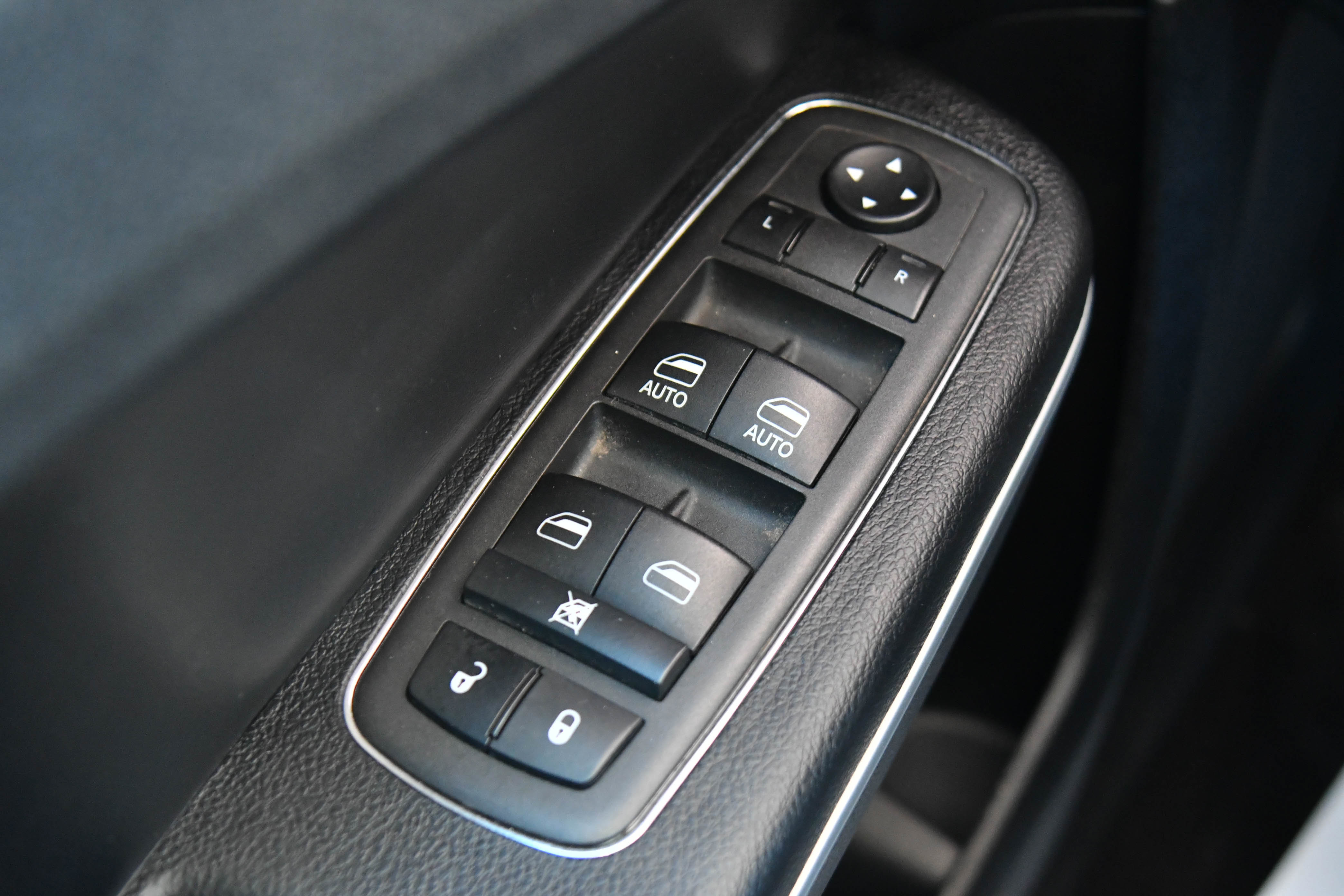 Used 2022 Chrysler 300 Touring w/ Sport Appearance Package image 31