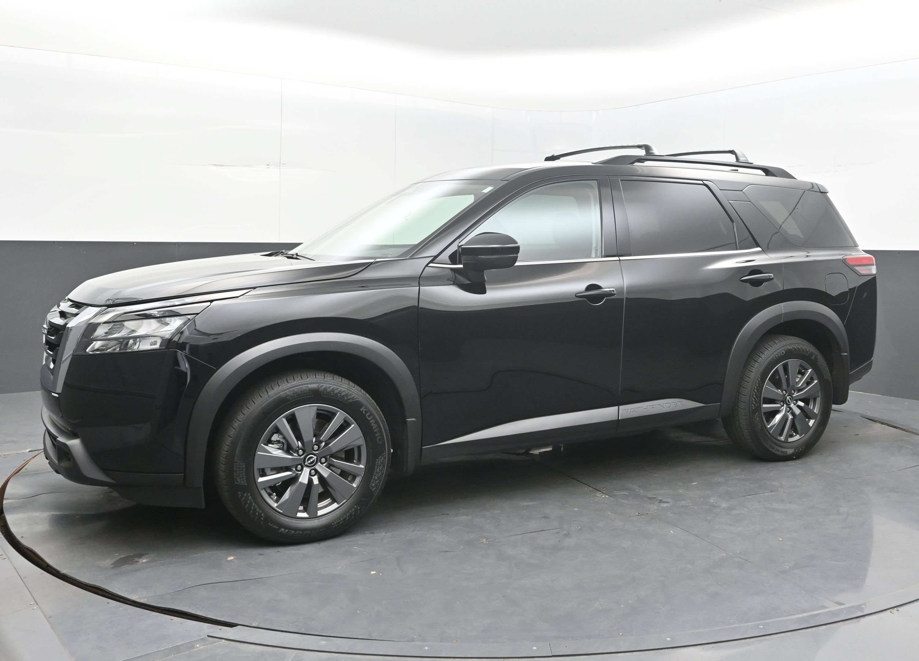 Used 2025 Nissan Pathfinder SV FWD image 4