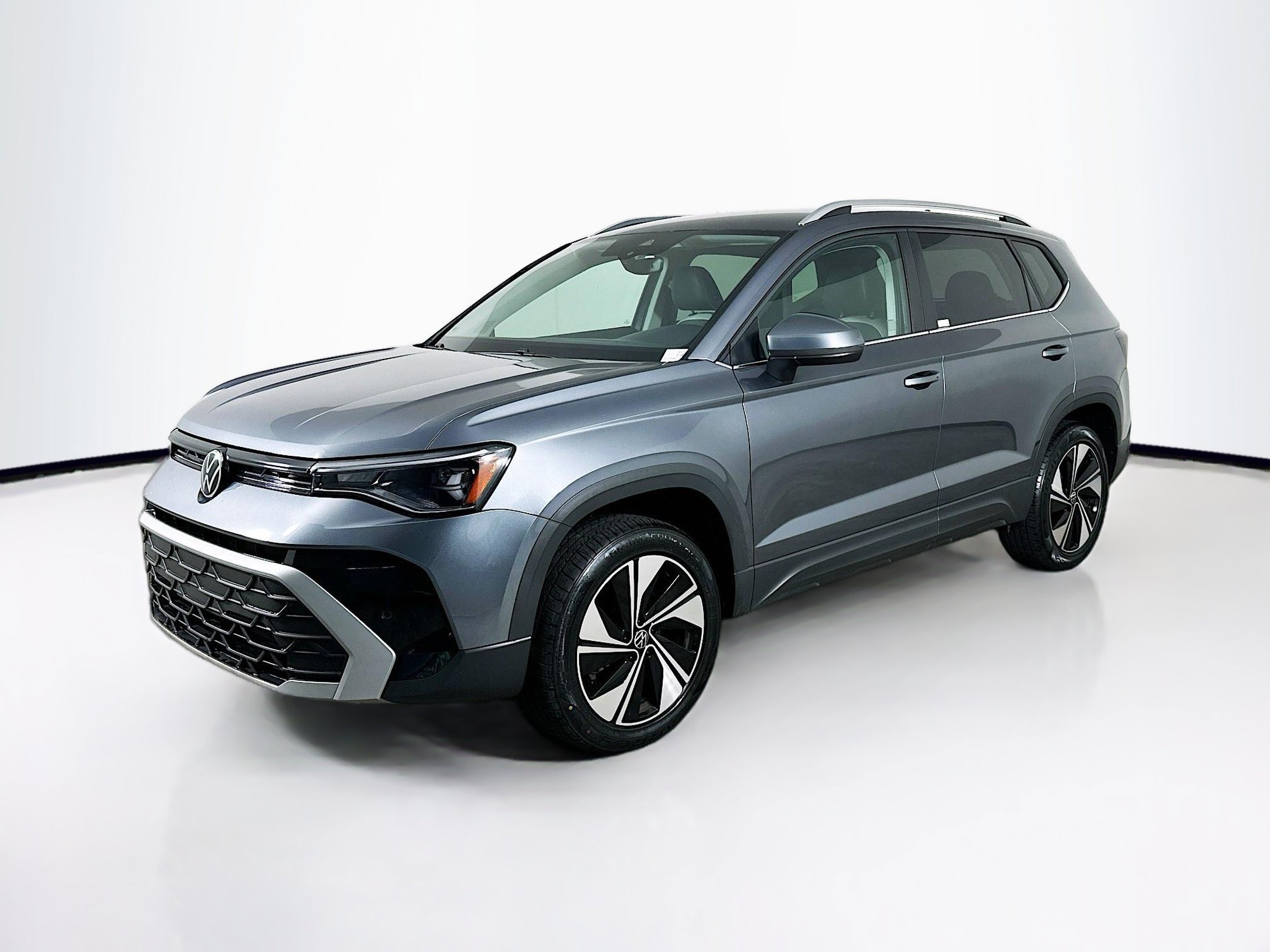 Used 2025 Volkswagen Taos SE AWD/4WD image 3