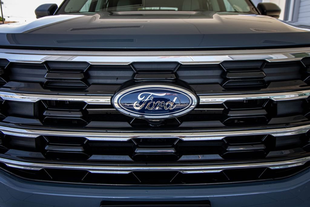 Used 2025 Ford Explorer Active w/ Active Comfort Package RWD image 7