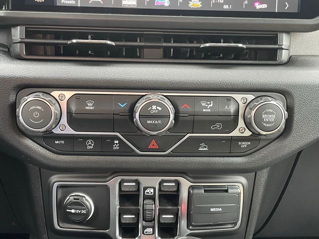 New 2025 Jeep Gladiator Sport AWD/4WD image 33