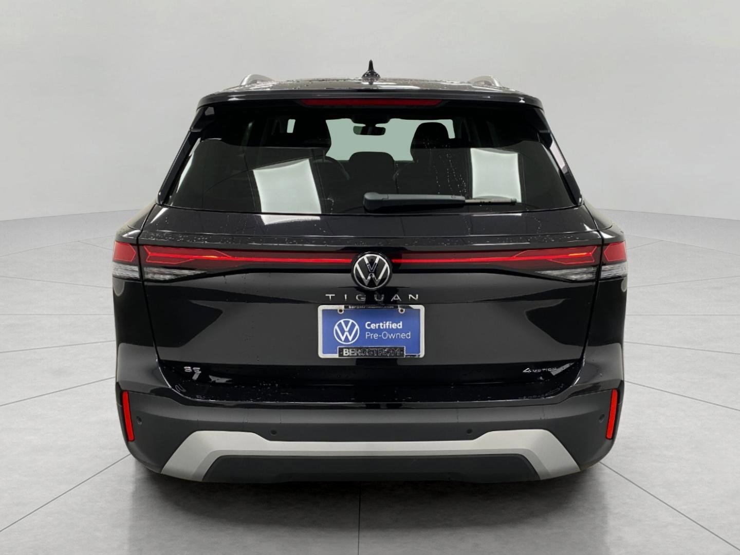 Certified 2025 Volkswagen Tiguan SE image 4