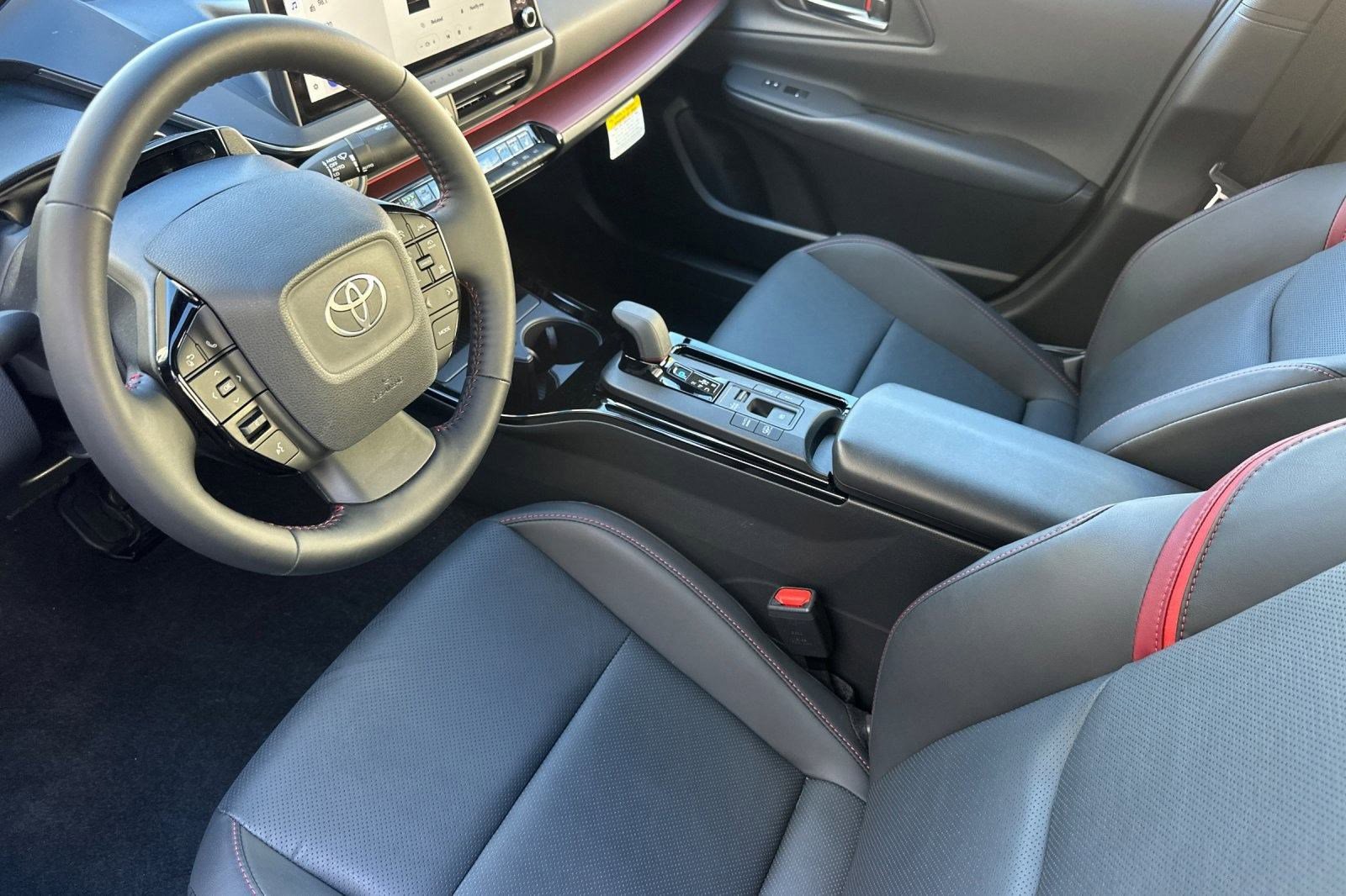 Used 2025 Toyota Prius Plug-In Hybrid image 4