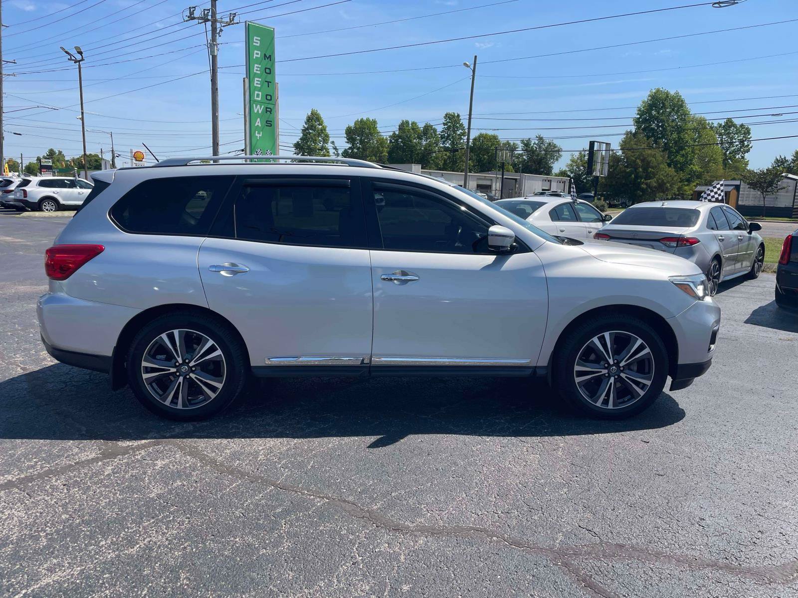 Used 2017 Nissan Pathfinder Platinum w/ Family Entertainment Package AWD/4WD image 10