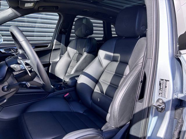 Certified 2026 Porsche Macan AWD/4WD image 5
