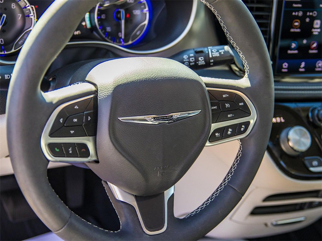 Used 2022 Chrysler Pacifica Touring-L image 29