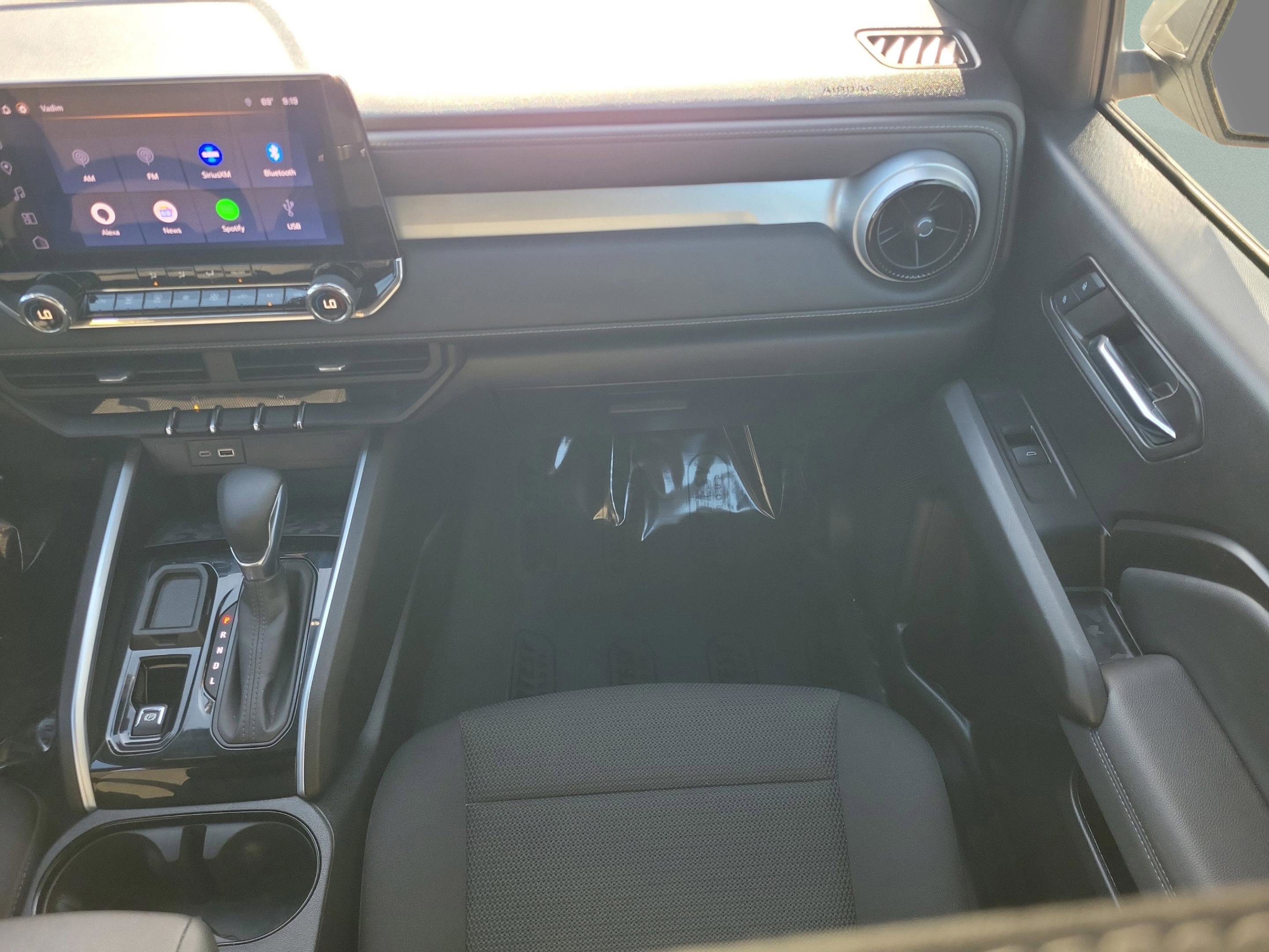 Used 2024 Chevrolet Colorado LT w/ LT Convenience Package image 16