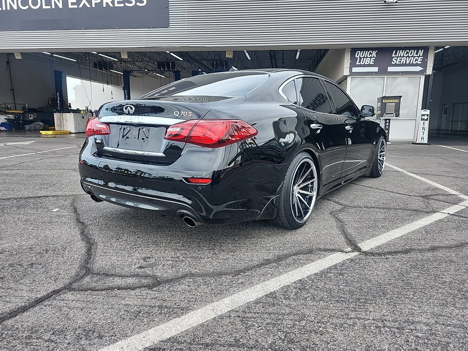 Used 2017 INFINITI Q70 3.7 w/ Technology Package AWD/4WD image 3