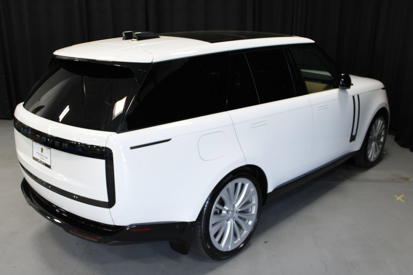 Used 2025 Land Rover Range Rover SE image 13