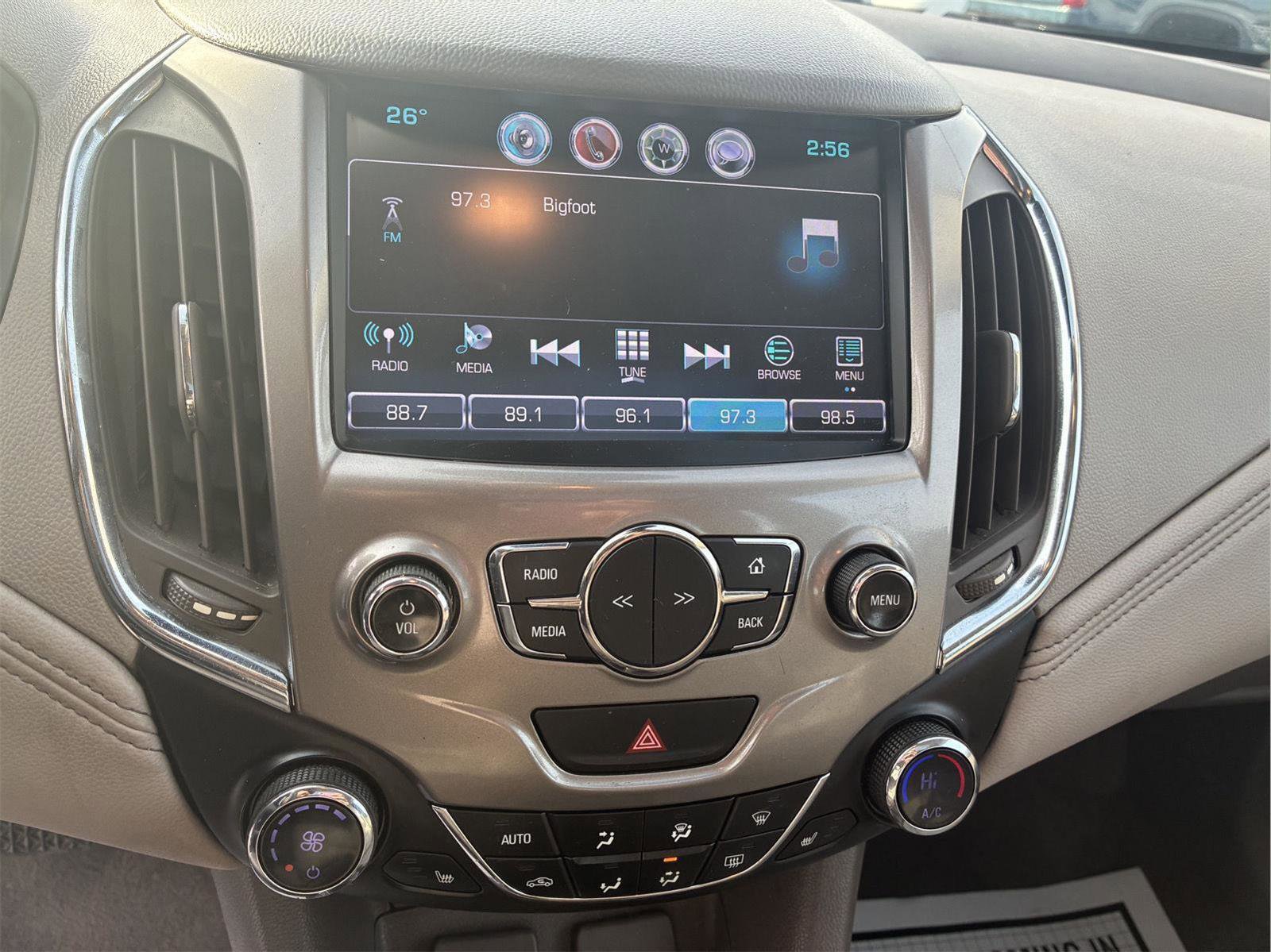 Used 2018 Chevrolet Cruze Premier FWD image 16