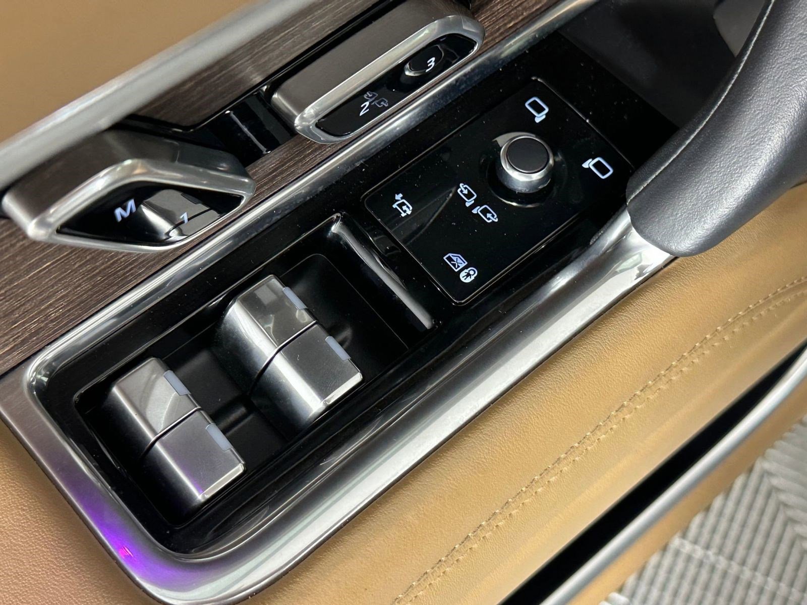 Used 2023 Land Rover Range Rover Long Wheelbase SE image 23