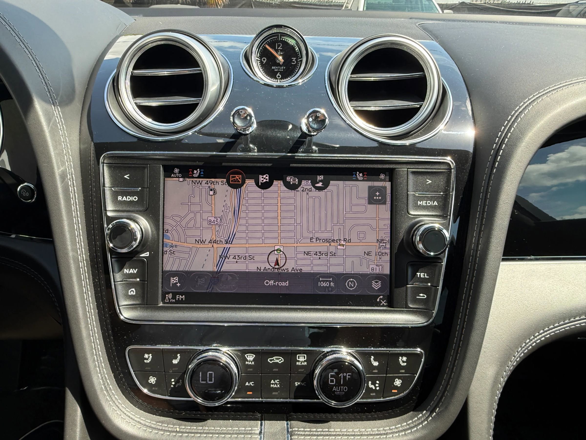 Used 2018 Bentley Bentayga Onyx Edition AWD/4WD image 30