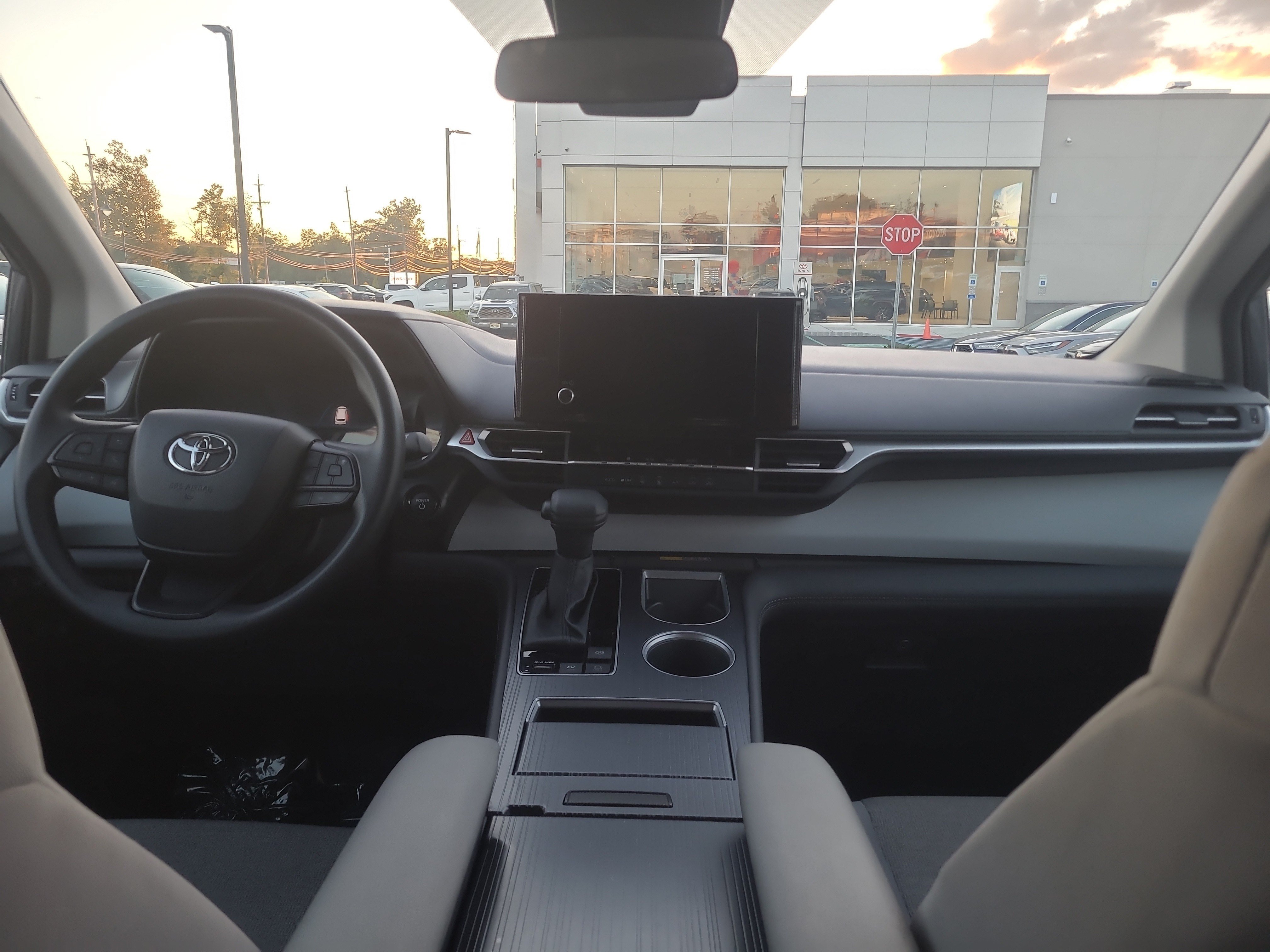 Certified 2025 Toyota Sienna LE FWD image 18