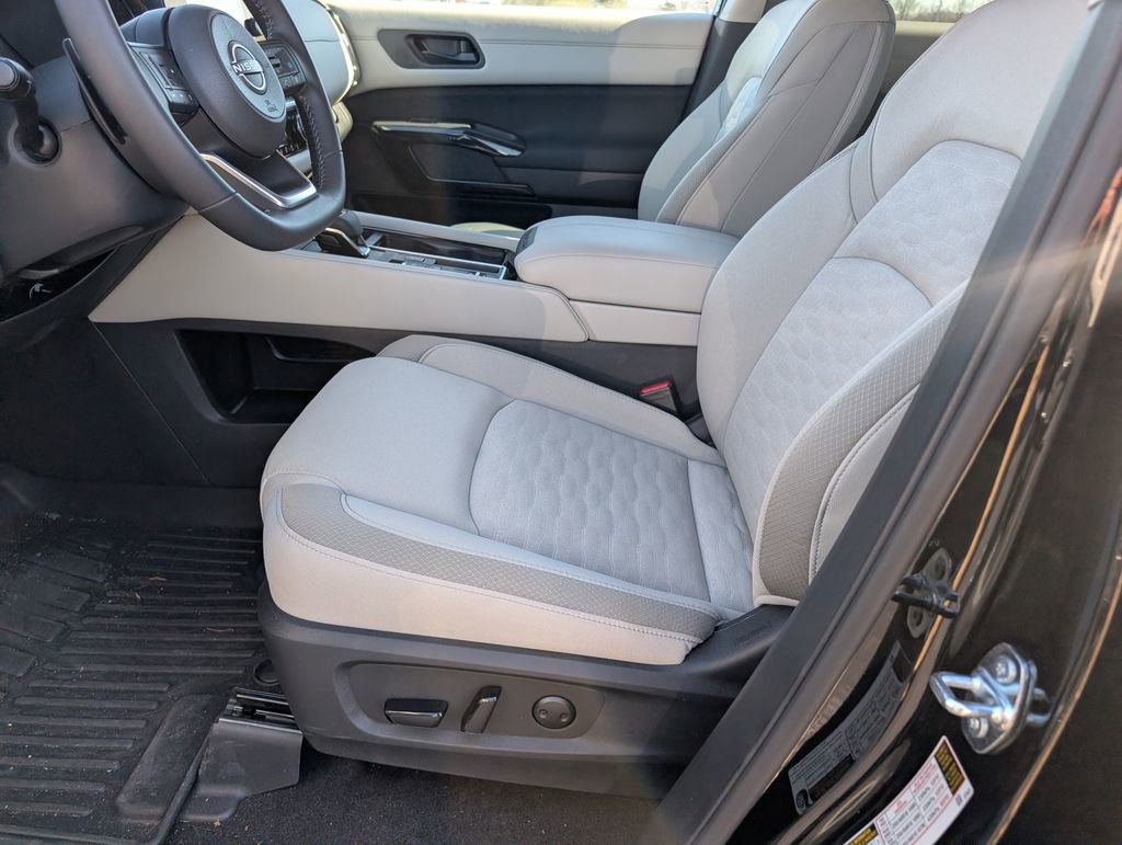 Used 2025 Nissan Pathfinder SV w/ SV Premium Package image 10
