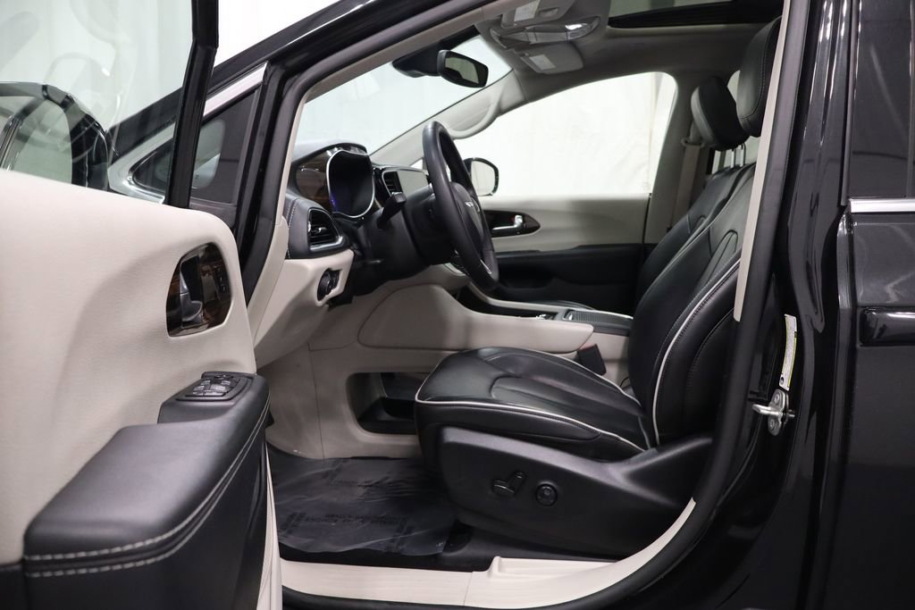 Used 2023 Chrysler Pacifica Limited image 11