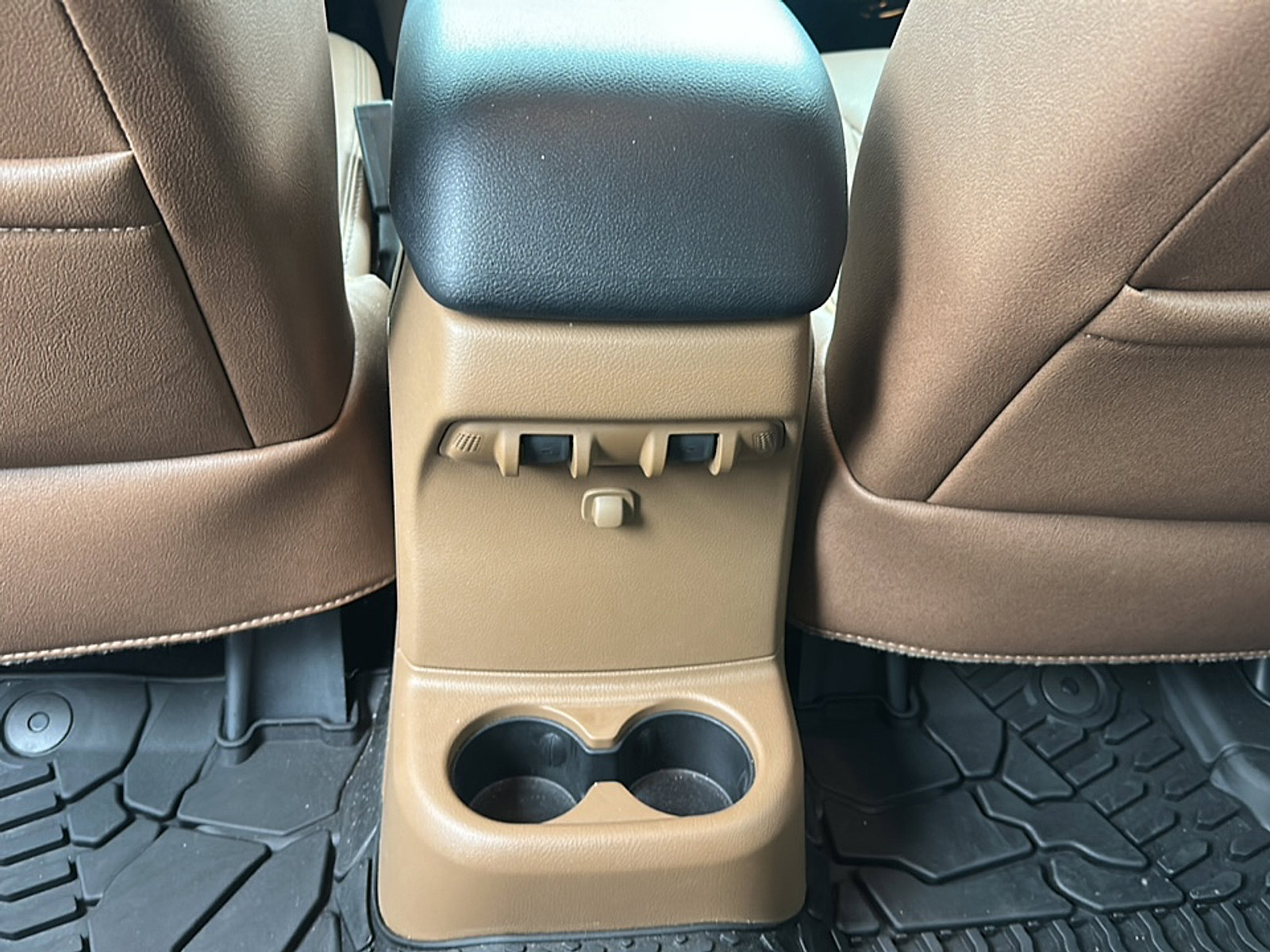 Used 2018 Jeep Wrangler Unlimited Sahara w/ Connectivity Group AWD/4WD image 16