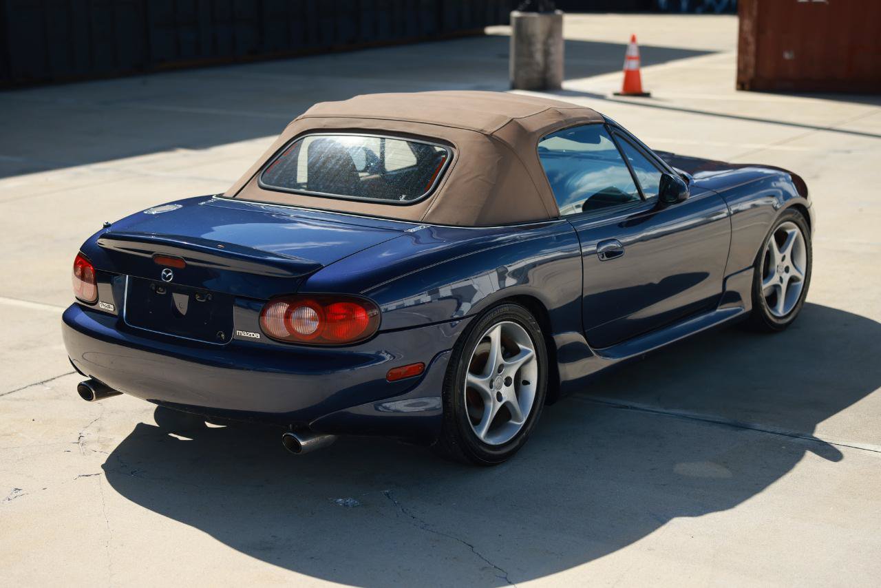 Used 2002 MAZDA MX-5 Miata RWD image 11
