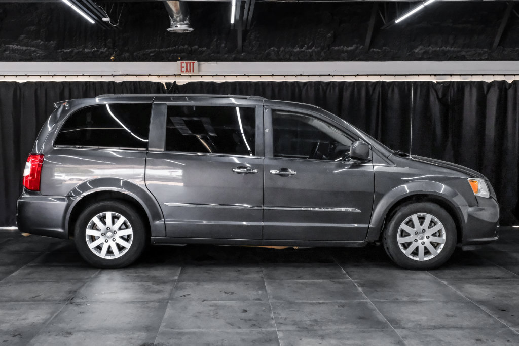 Used 2015 Chrysler Town & Country Touring w/ Driver Convenience Group FWD image 7