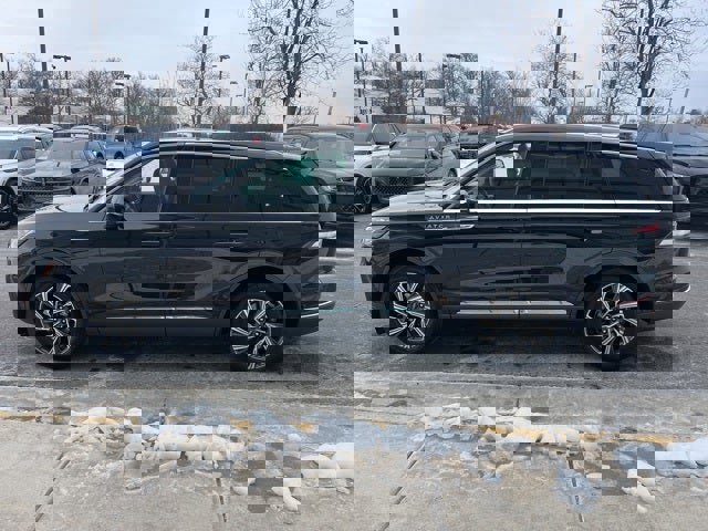 Used 2025 Lincoln Aviator AWD image 4