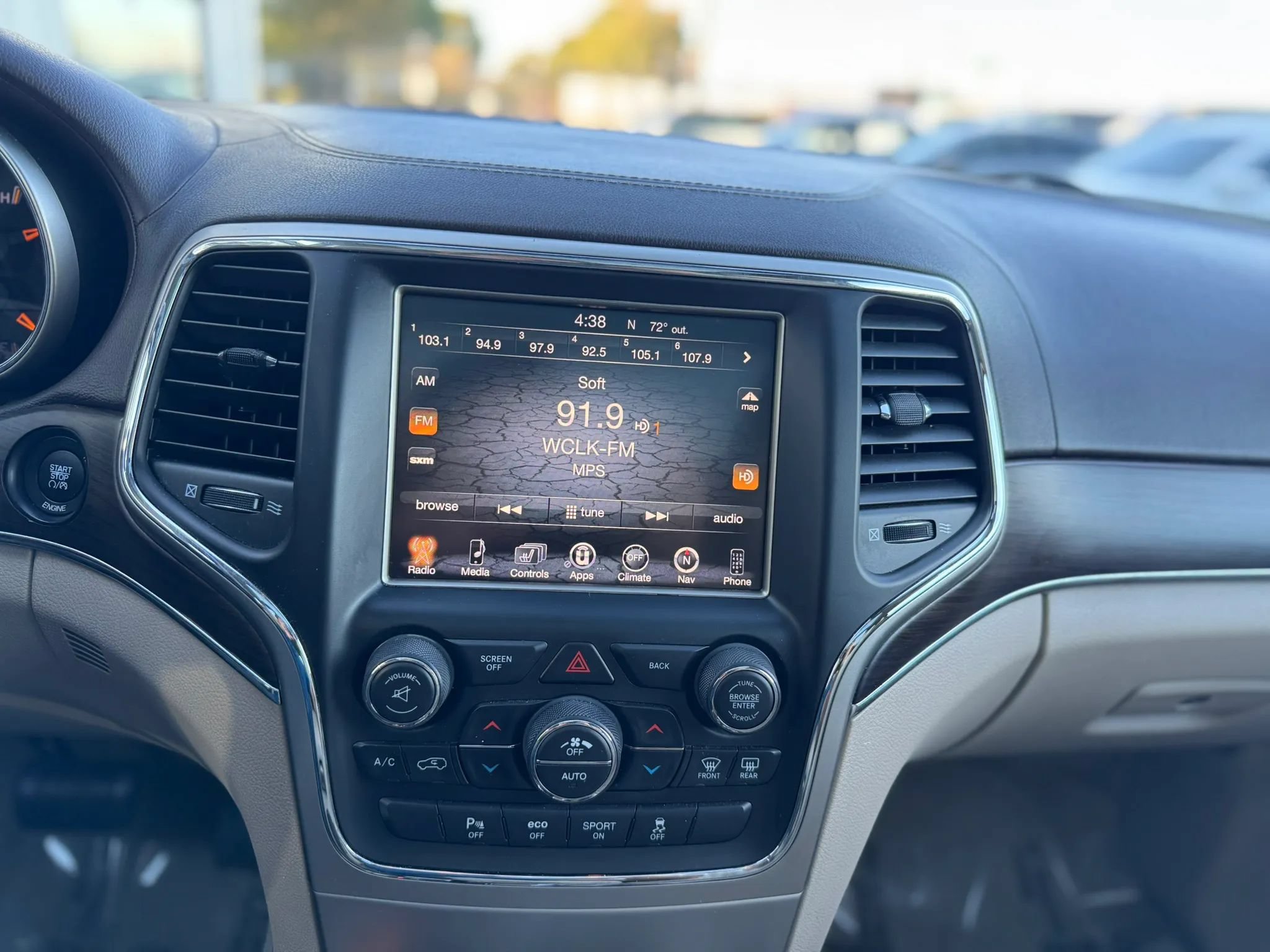 Used 2016 Jeep Grand Cherokee Overland w/ Advanced Technology Group AWD/4WD image 16
