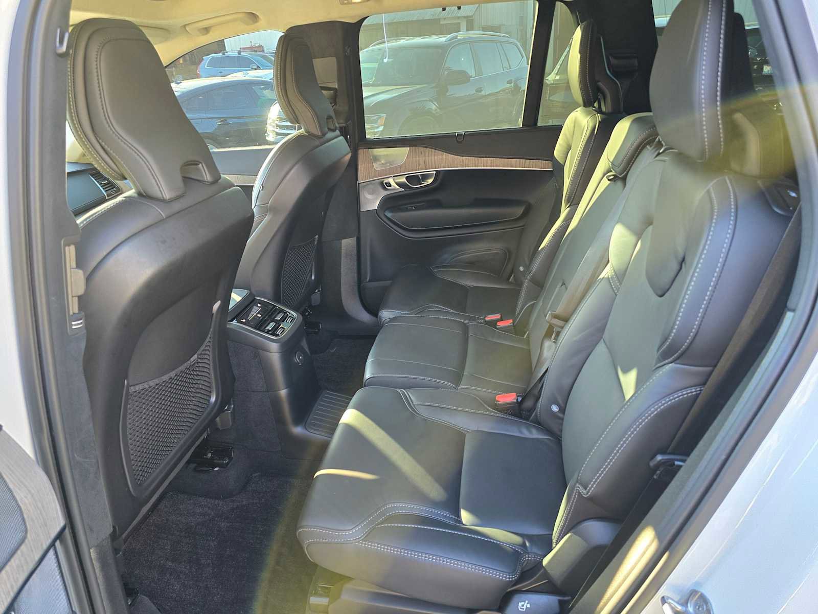 Certified 2024 Volvo XC90 T8 Ultimate w/ Lounge Package image 17