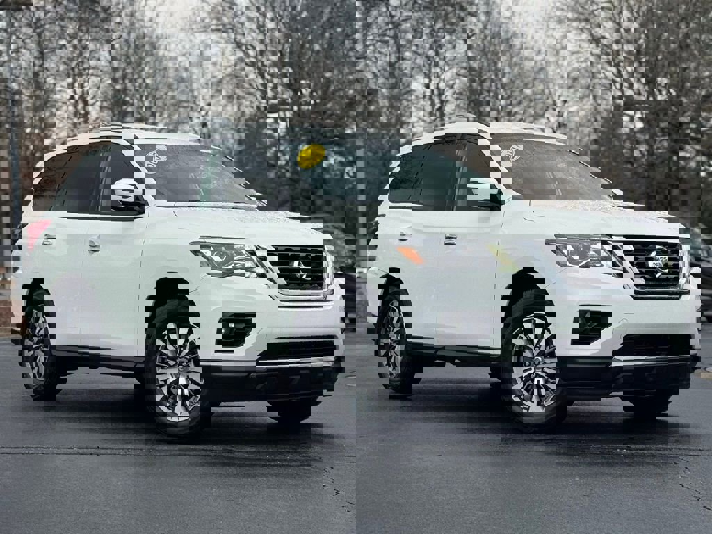 Used 2017 Nissan Pathfinder SV image 2