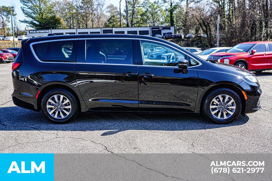 Used 2024 Chrysler Pacifica Select image 9
