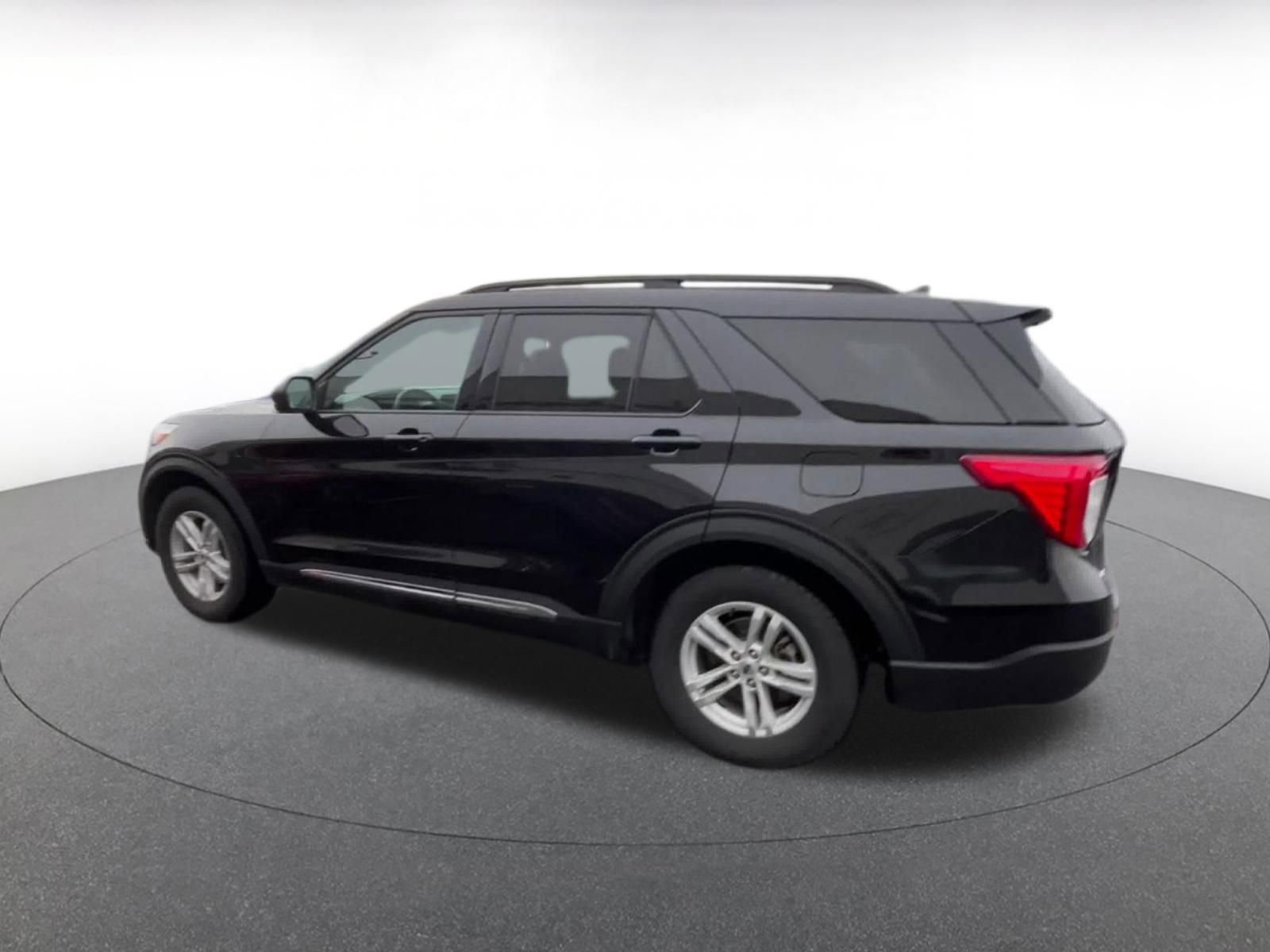 Used 2024 Ford Explorer XLT w/ Equipment Group 202A RWD image 10
