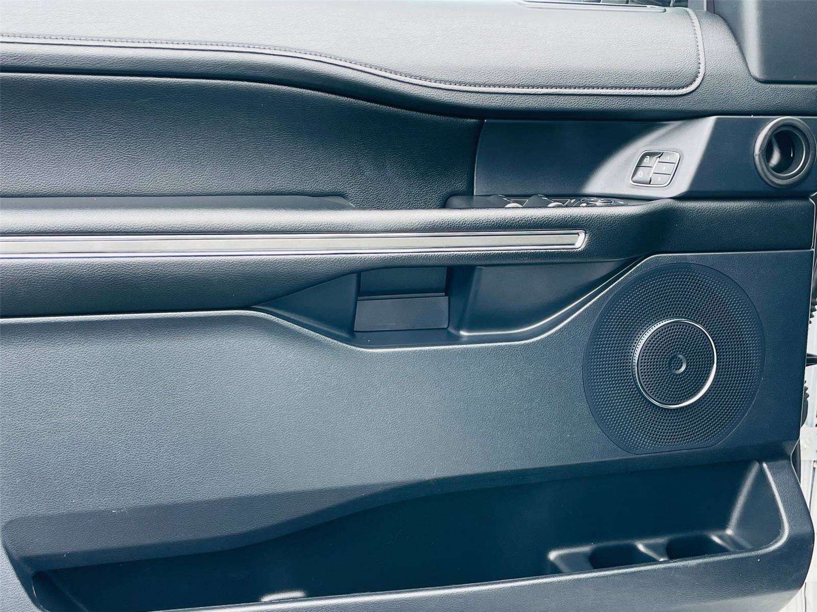 Used 2020 Ford Expedition XLT w/ Equipment Group 202A AWD/4WD image 14