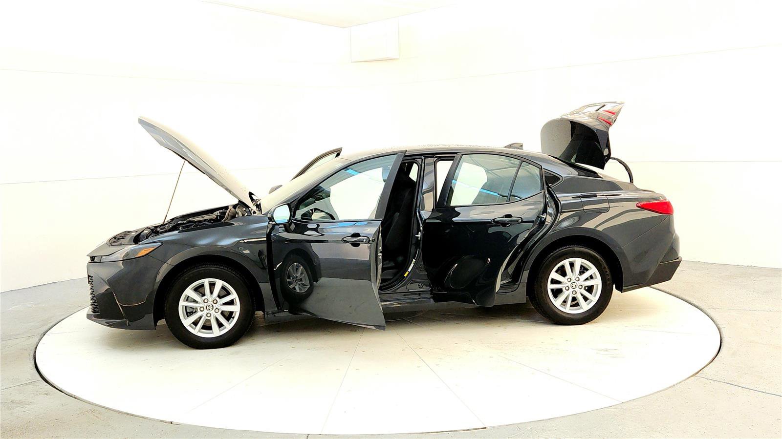 Used 2025 Toyota Camry LE image 10