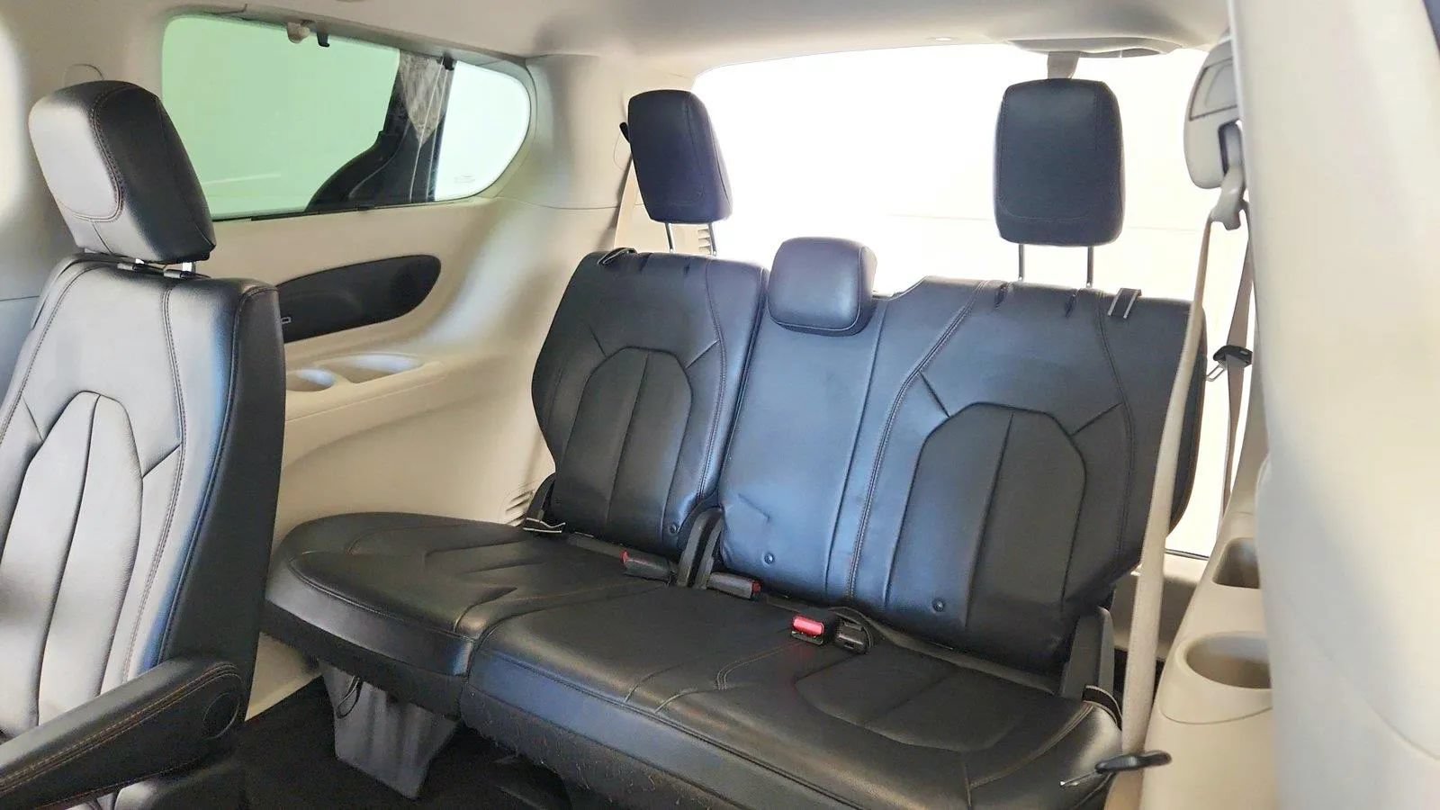 Used 2017 Chrysler Pacifica Touring-L FWD image 28