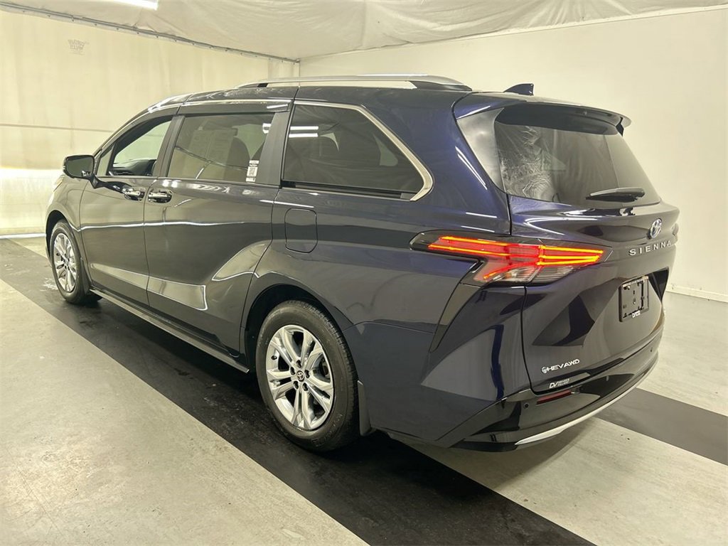 Used 2025 Toyota Sienna Platinum image 10
