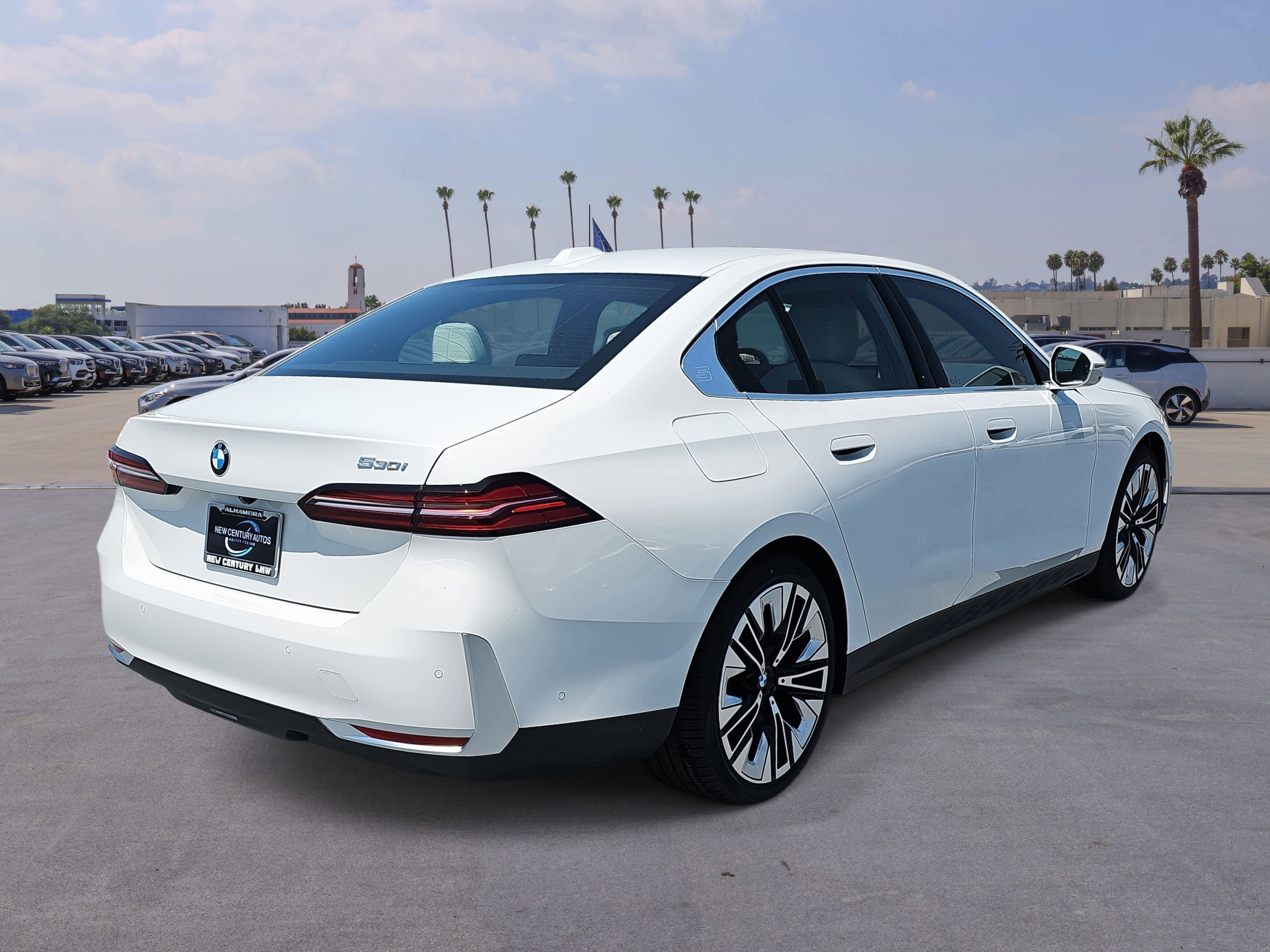 Used 2025 BMW 530i w/ Premium Package RWD image 5