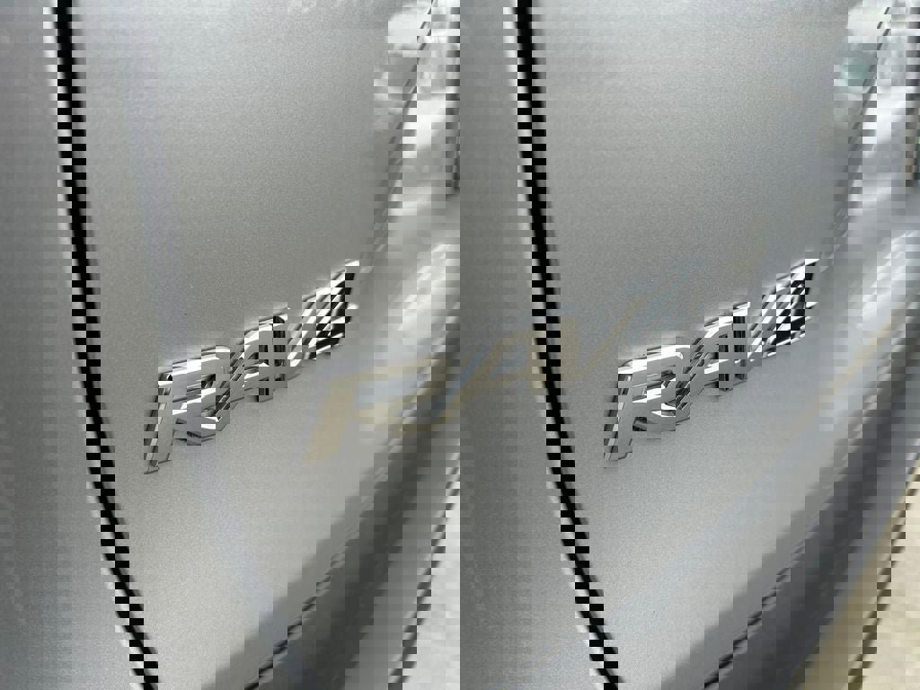 Used 2021 Toyota RAV4 XLE w/ XLE Grade Weather Package image 32