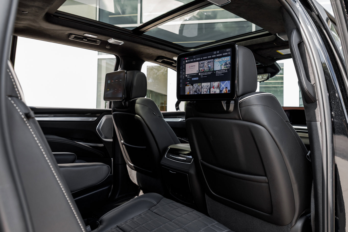 Used 2025 Cadillac Escalade ESV V image 34