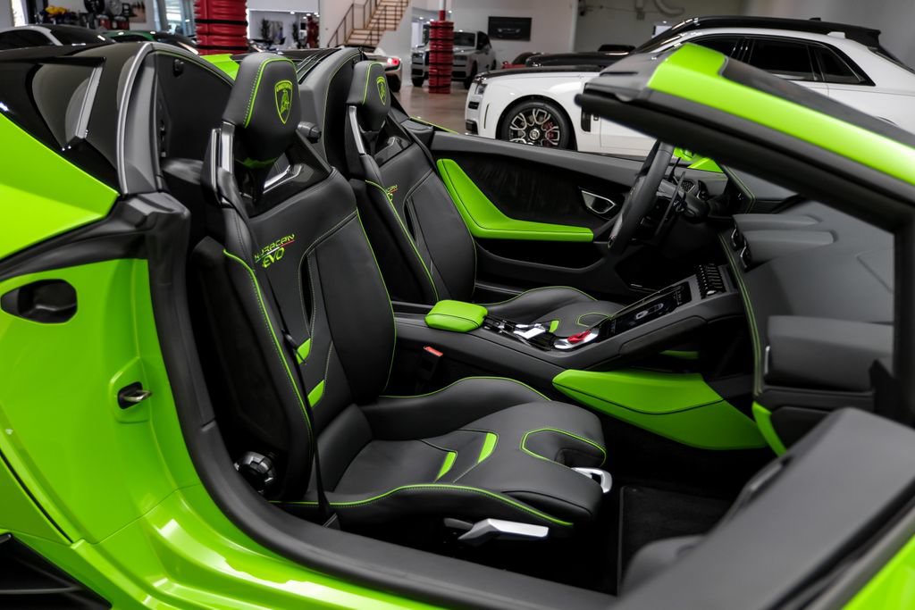 Used 2024 Lamborghini Huracan EVO AWD/4WD image 32