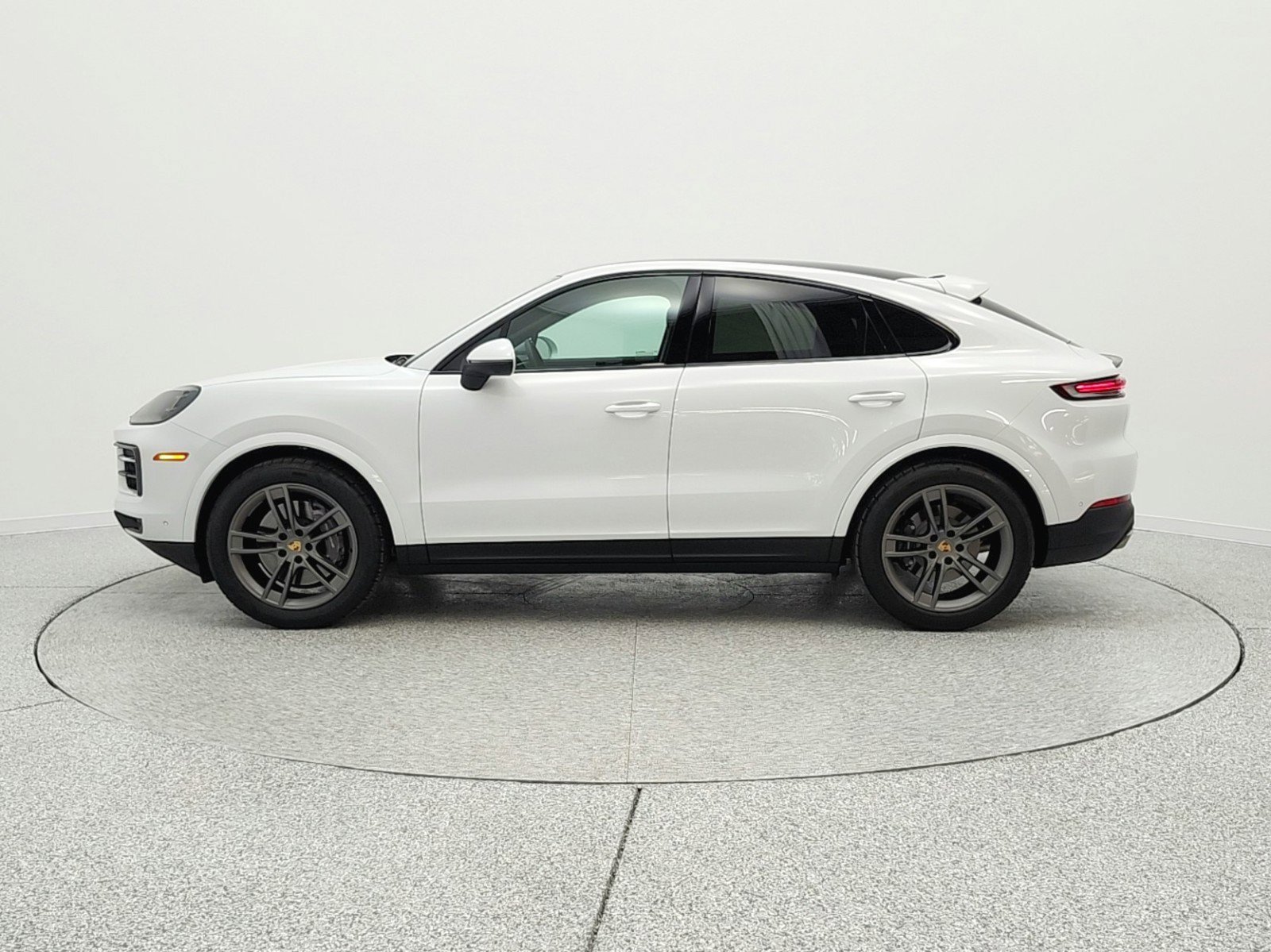 Used 2024 Porsche Cayenne Coupe image 8