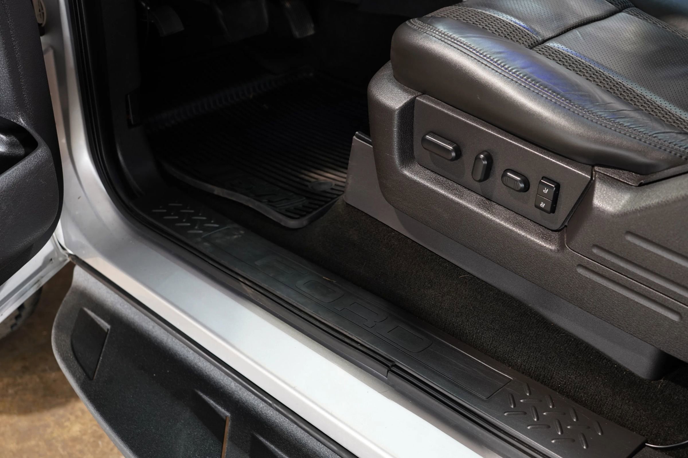 Used 2014 Ford F150 Raptor w/ Equipment Group 801A Luxury image 38