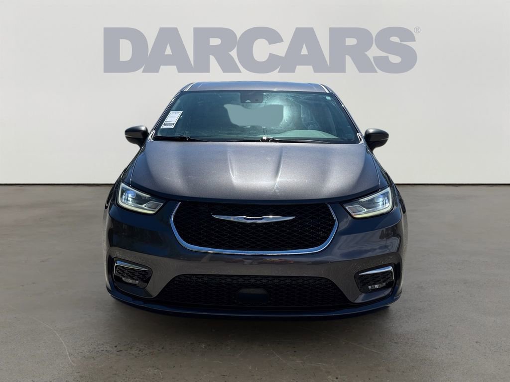 Used 2023 Chrysler Pacifica Touring-L FWD image 2