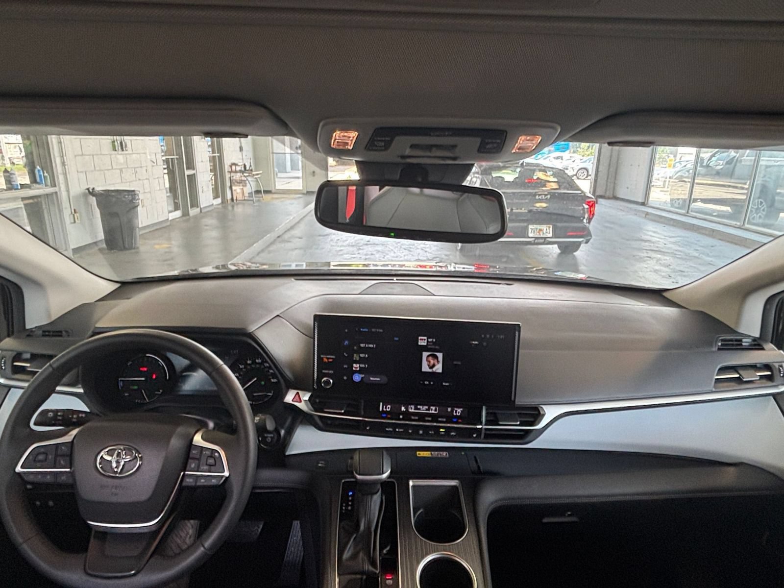 Used 2025 Toyota Sienna XLE FWD image 35