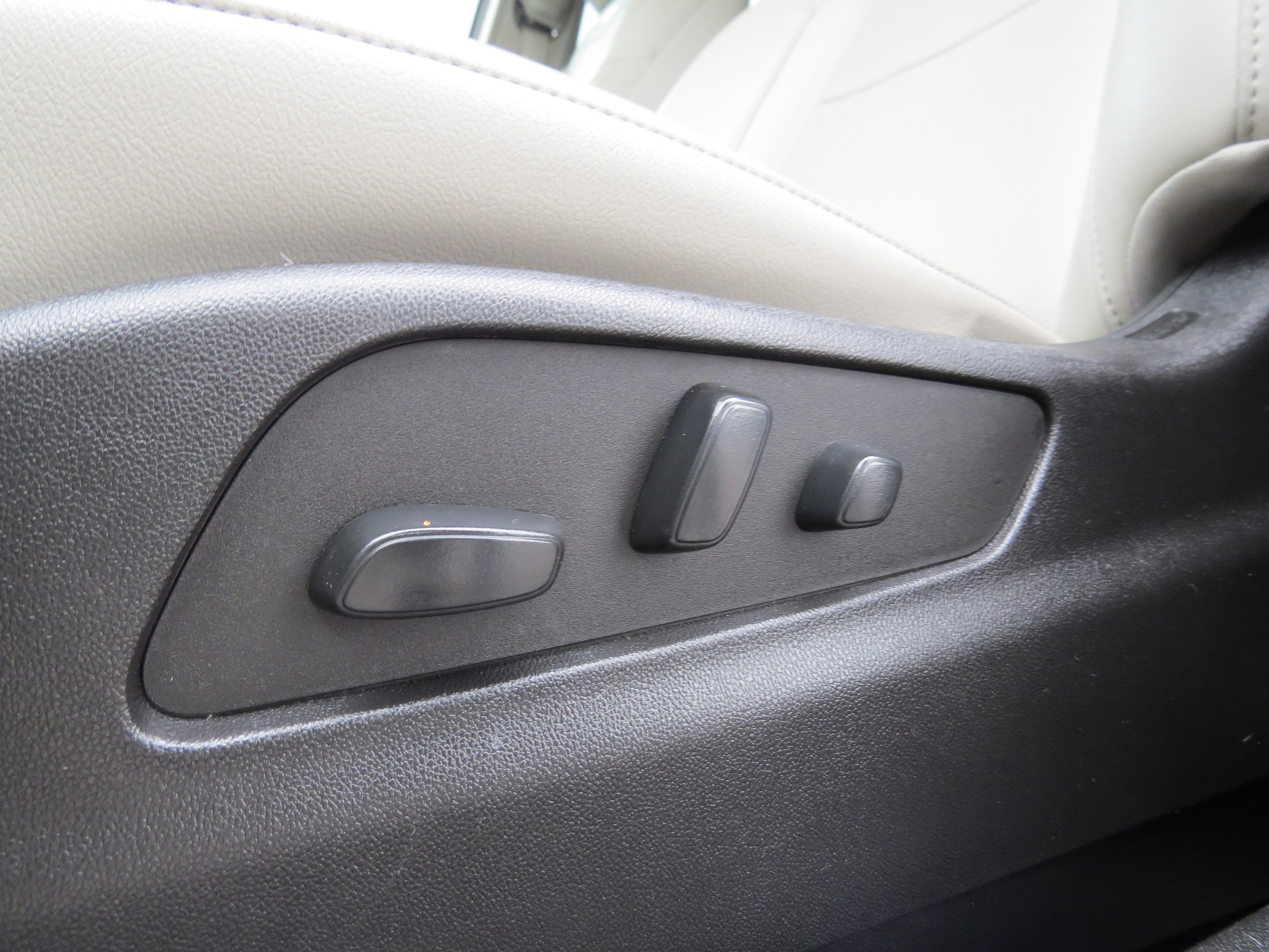 Certified 2023 Cadillac XT4 Luxury w/ Cold Weather Package image 19