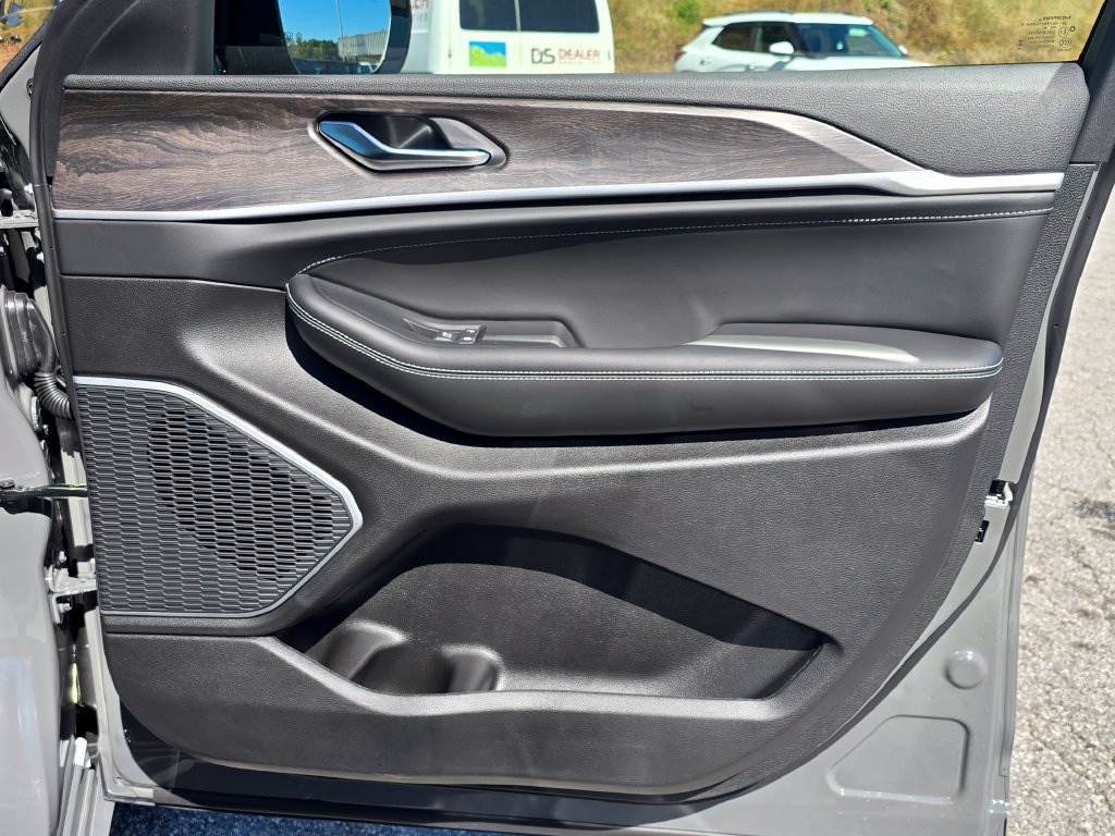 New 2027 Jeep Grand Cherokee L Limited AWD/4WD image 36